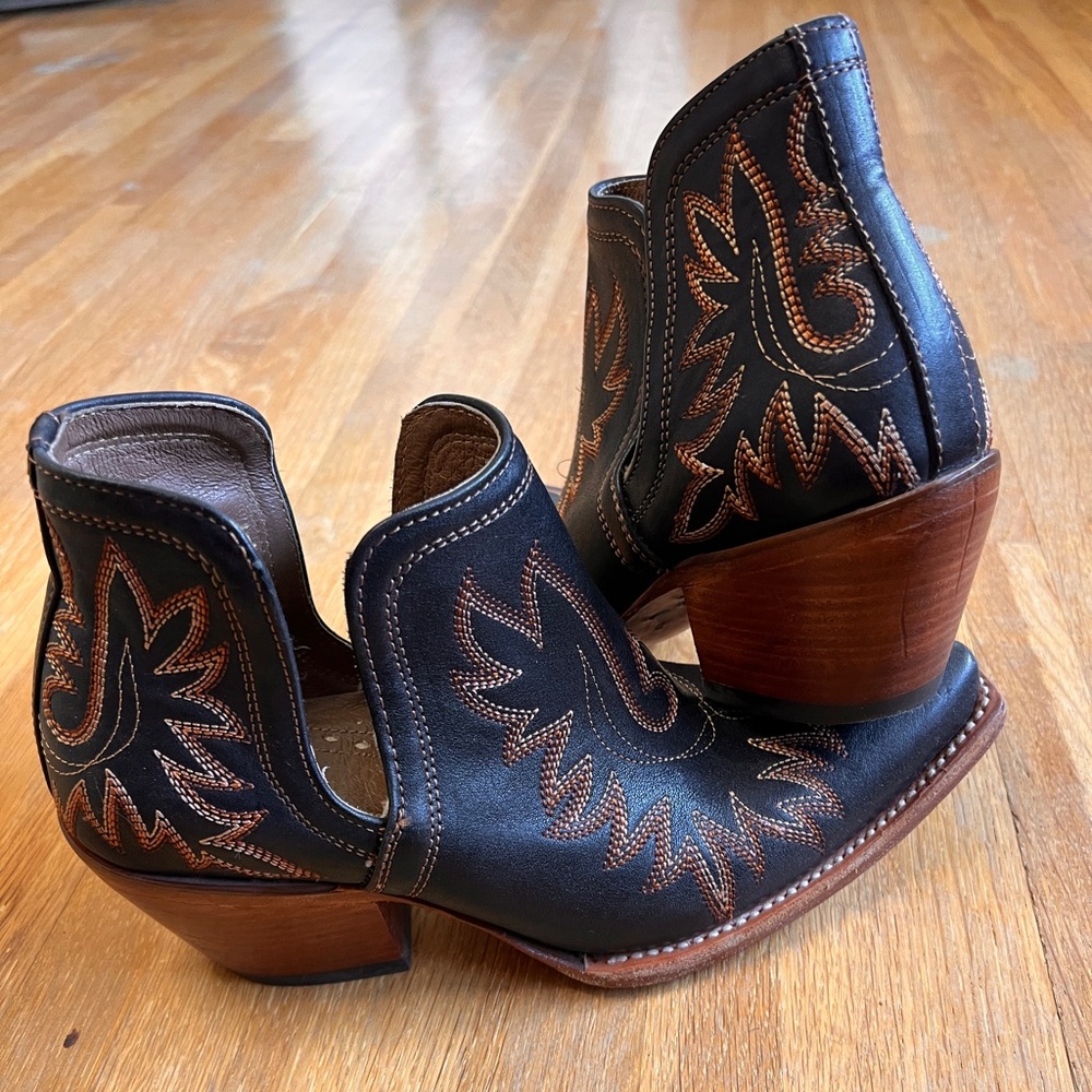 Ariat Dixon 8.5b like new Black and Brown Ankle Booties with Western Flair
